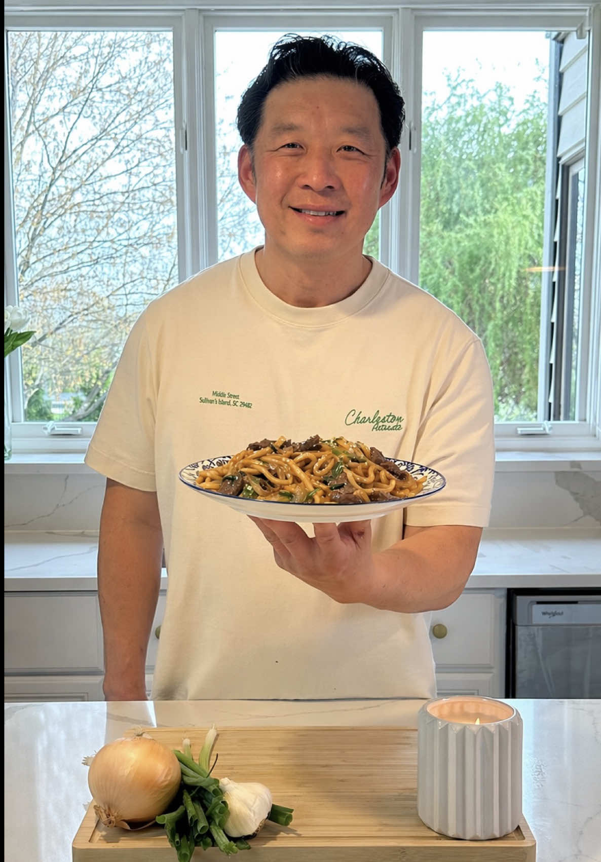 The kids were craving Chinese Mongolian Beef Noodles for dinner tonight! These Mongolian Beef noodles were delicious and easy to make. You can use different veggies for this but we like using scallions, onions, and garlic. It is really flavorful and ready in 30 minutes! Ingredients: - flank steak - 1 onion - scallions - 4 garlic cloves - 1 1/2 tbsp soy sauce - 2 tbsp oyster sauce - salt - black pepper - baking powder - cornstarch Sauce: - 2 tbsp soy sauce - 1 tbsp dark soy sauce - 2 tbsp oyster sauce - 1 tbsp sugar - 1/4 cup water - black pepper - salt #mongolianbeef #chinesefood #EasyRecipe #noodles #Recipe 