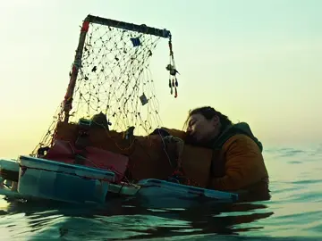 How does a woman call for help when stranded at sea? #MyMovieReport #FilmCommentary #movieedit #edit #tiktok 