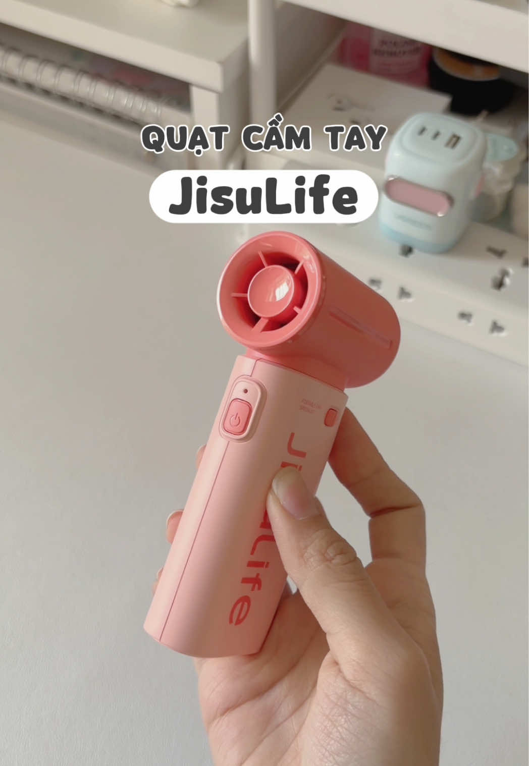 Mang mấy em quạt nhẹ này đi đâu cũng tiện nha 🫶🏻✨ #quatjisulife #jisulife #quatcamtay #quatcamtaymini #quattichdien 