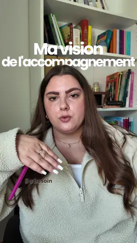 Rien ne me prédestinait à enseigner la communication. Pourtant, aujourd’hui, c’est une mission qui me passionne ! Transmettre, partager et échanger avec des entrepreneurs, c’est ce qui me fait vibrer au quotidien. Au final, c'est ça l'essentiel de notre métier : l’écoute, le conseil et l'accompagnement — Moi c’est Charlotte je suis CM et consultante en communication et je t’accompagne à créer une communication simple et accessible 