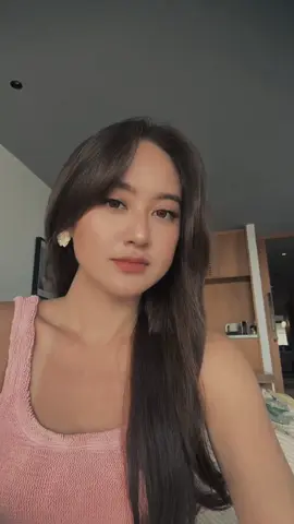 Nama lengkap: Salshabilla Adriani Nama panggilan: Salsha, Chaca Tempat, tanggal lahir: Jakarta, 12 Agustus 2000  Umur: sekitar 25 tahun (2026) Kewarganegaraan: Indonesia Agama: Islam  Profesi: Aktris, penyanyi, model  Karier: Salshabilla sudah terjun ke dunia hiburan sejak kecil. Ia mulai dikenal sejak usia sekitar 7 tahun lewat film “Kuntilanak 2” dan “Kuntilanak 3”.  Sejak itu, ia aktif membintangi: Film layar lebar Sinetron (contoh: Anak Jalanan) Web series & FTV  Dailysia Selain akting, ia juga sempat jadi anggota girlband Elovii dan merilis beberapa lagu solo seperti Malaikat Baik, Jangan Pergi, dan Move On.  #salshabillaadriani #aktris #model #fyp #paprandom 