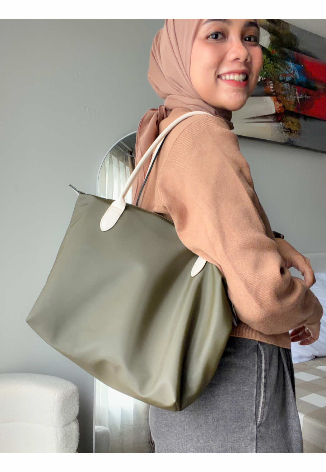 Francine Bag sekarang ada warna Army 💚 Warnanya nggak terlalu terang, tapi tetap bikin look kelihatan lebih “hidup”. Masih aman buat kerja, tapi ada sedikit karakter. Fungsinya tetap sama: ringan karena bahan nylon, muat laptop 13 inch, dan dalemnya rapi. Tas kerja yang nggak ribet tapi sekarang opsinya makin menarik. Kalau kamu lagi cari tote bag kerja warna netral tapi beda dari hitam, ini cakep banget. Kalian udah ada yang punya belum? #promoguncang55 #gajiansale #taswanita #totebag #tas @sophiemartinparis 