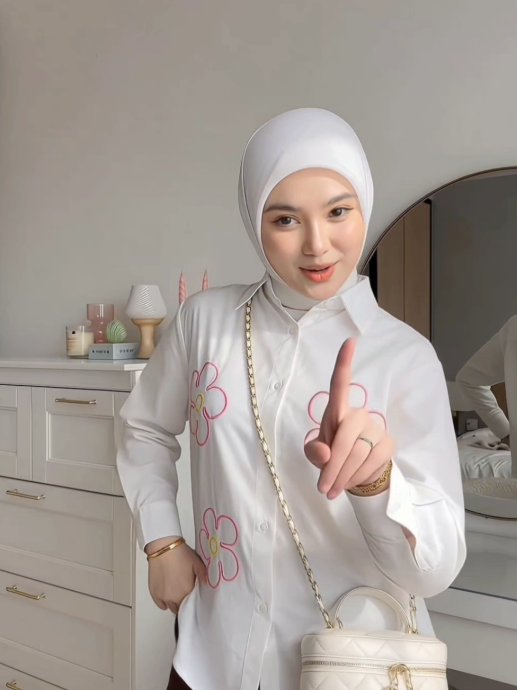 cakep banget outfit nya, cocok sama kakaknya yang cantik🥰😁🙏 #jj #OOTD #fyp #outfithijab #cewekcantik 