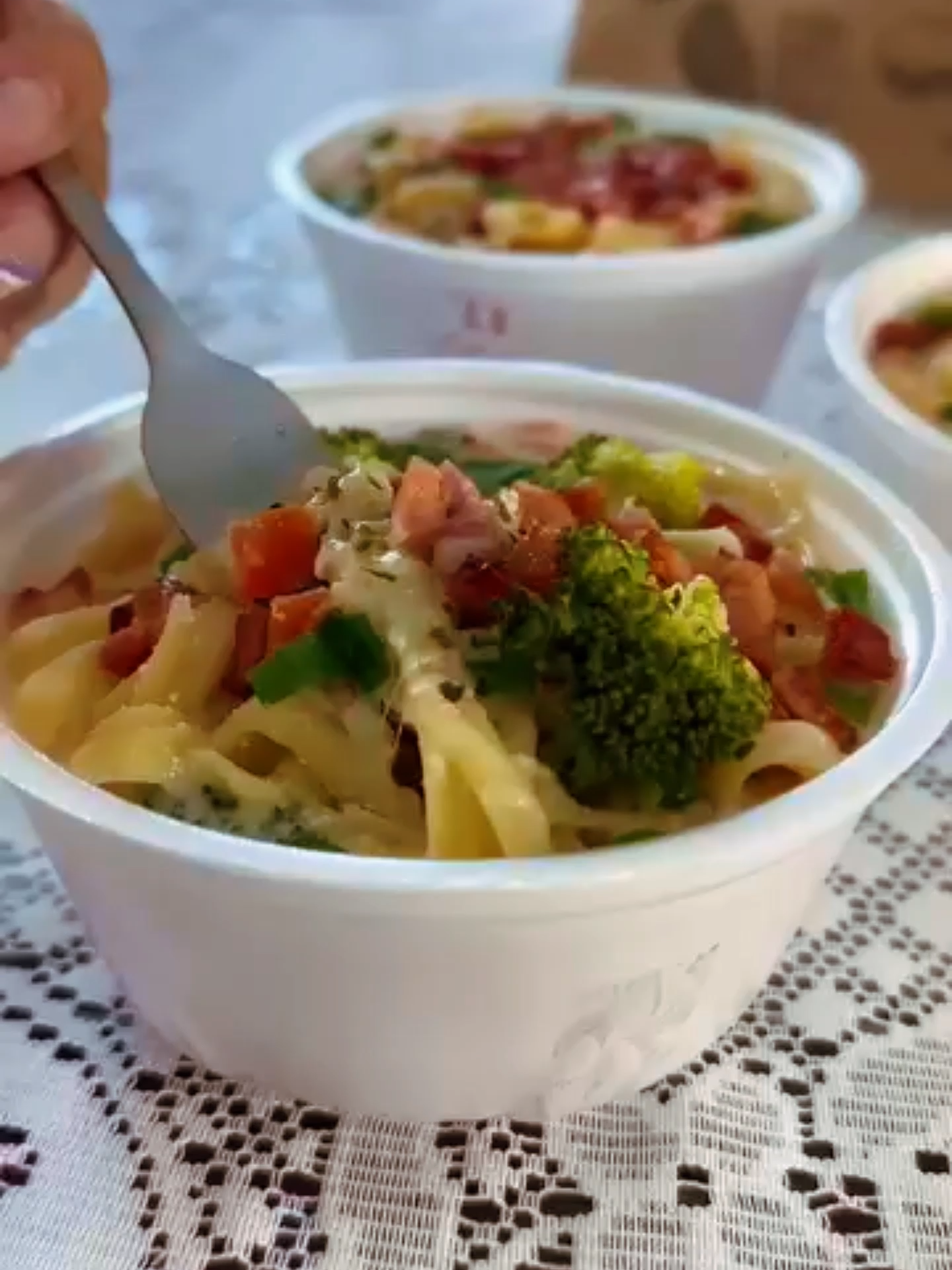 MACARRÃO QUE CHAMA CLIENTE 🍝💰 Tem comida que precisa de esforço pra vender… e tem comida que se vende sozinha. O macarrão no pote, quando bem montado, entra nessa segunda opção. É bonito, prático e agrada muita gente. O cliente vê a foto, sente vontade e já quer pedir. E o melhor você consegue produzir rápido e vender no mesmo dia. Com poucos ingredientes já dá pra começar e testar o que mais sai. Tem gente que começou simples e hoje vende todos os dias. 👇 Comente “MACARRÃO” que eu te envio o acesso. #macarraonopote #rendaextra #vendacomida #comidaquedagrana #deliveryfood #negociopropio #empreenderdecasa #lucrocomcomida #ganhardinheiro #ideiadenegocio #saborquevende