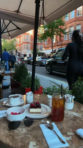 Afternoon coffee in London neighborhoods ☕️ #coffee #london #مبتعثين_بريطانيا #بدر_بن_عبدالمحسن #تيك_توك 