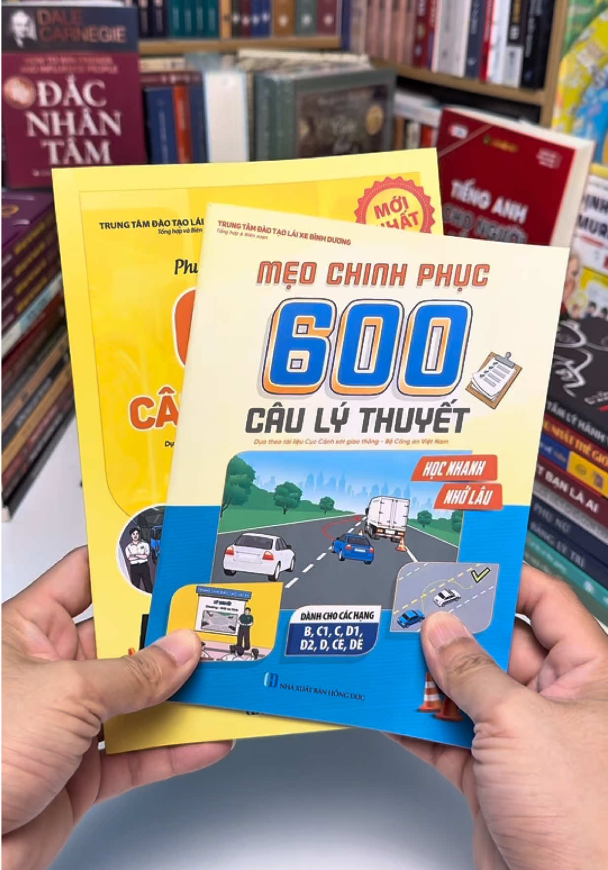 Phương Pháp Hiểu Nhanh 600 Câu Lý Thuyết và Mẹo Chinh Phục 600 Câu Lý Thuyết là combo giúp bạn học luật giao thông một cách dễ hiểu hơn rất nhiều. Không phải học thuộc lòng máy móc, mà là hiểu bản chất từng câu hỏi để không bị nhầm khi đi thi. Một cuốn giúp bạn nắm nhanh kiến thức, một cuốn giúp bạn ghi nhớ bằng mẹo và cách xử lý tình huống. Khi kết hợp lại, bạn sẽ học nhanh hơn, nhớ lâu hơn và tự tin hơn khi làm bài thi lý thuyết. Sách đang được ưu đãi giảm giá rất lớn và miễn phí vận chuyển, mọi người nhanh tay ấn vào phần giỏ hàng dưới góc màn hình và đặt hàng nha. #anhsangtrithuc1 #hoclaixe #hoclythuyetthilaixe #BookTok #lythuyetlaixeoto 