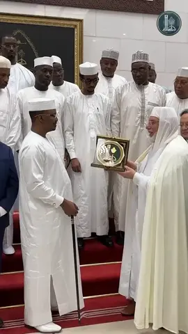 Le dernier jour de la visite d'État du Président de la République en Algérie à été marquée par une visite à la Grande Mosquée d'Algérie Djamaa El-djazaîr. Ke Chef de l'Etat y a effectué la prière de vendredi avant de visiter cet édifice religieux.