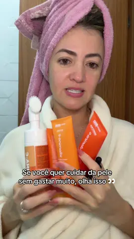 Tem mousse, esfoliante, gel de limpeza, hidratante e clareador… tudo com vitamina C + niacinamida 💛 Sério, é aquele combo completo que deixa a pele iluminada, uniforme e bem cuidada sem gastar caro. E o melhor: qualidade MUITO acima do preço 👀 👉 Já garanti o meu no carrinho laranja! #skincare #vitaminac #pele #autocuidado @Dermachem 