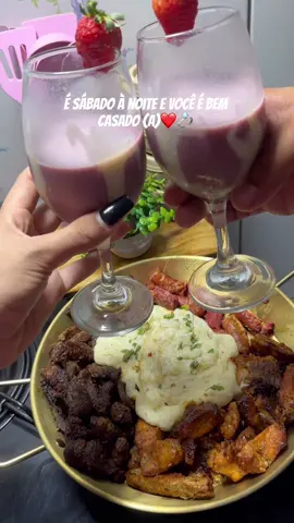 Date de casal 💍👫🏻❤️ Ingredientes do Creme de batatas; Batatas  Requeijão  Leite  Mussarela  Parmesão    Ingredientes da batida de vinho; Vinho  Morangos  Leite condensado  Modo de preparo; no vídeo 🤎 #foyou #foryou #pyp #fyyy#pyyyyyyyyyyyyyyyyyyyyyyyyyyyyy