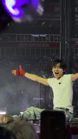 So show me, I’ll show youuuu bts magic shop surprise song #bts #taehyung #btsv #btsarirangtour #btstampa 