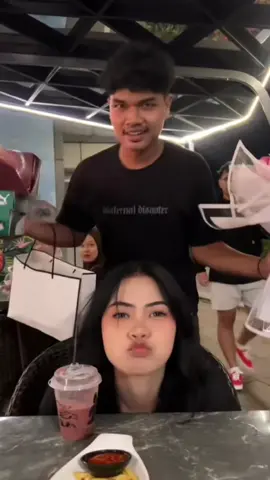 dah lah punya kalian berdua aja lah dunia ini😮‍💨😆 #trendingtiktok #lihaorangpacaran #fypforyou 