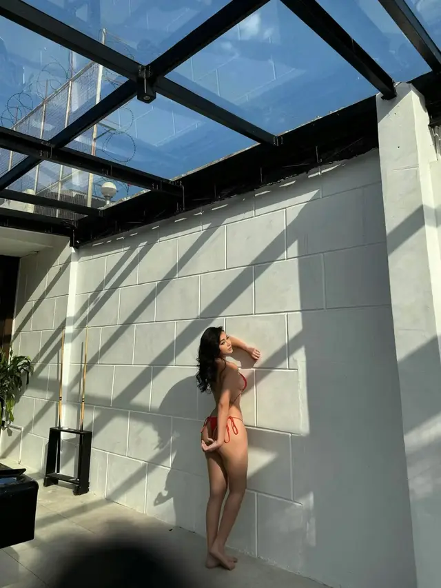 POV: You found the perfect lighting in the studio. 📸 Confidence isn't a look, it's a vibe. Stick around for more behind-the-scenes moments! 💋 ​#OOTD ​#MirrorSelfie ​#GoldenHour ​#Confidence ​#StudioVibes