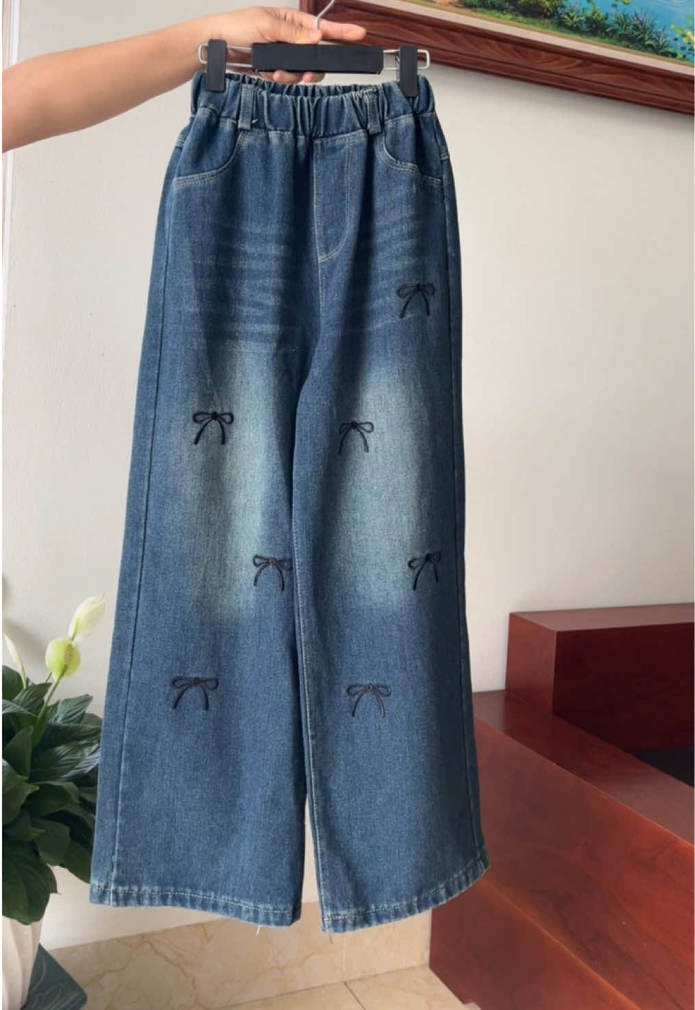 Quần jean xuông thêu nơ cho bé gái #quanjeanchobe #quanjeanxuongchobe #quan #ThanhLoan