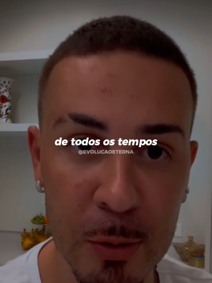 VOCÊ NÃO ESCOLHE QUEM AMAR, MAS ESCOLHE O QUANTO SE PROTEGER o coração sente antes da razão entender. amar alguém nem sempre é uma escolha, mas se proteger depois de conhecer as atitudes da pessoa é um ato de maturidade. quem já sofreu aprende que sentimento não pode ser desculpa para aceitar tudo. amar também é saber preservar a própria paz. . . Créditos:@Carlinhos Maia  . .  #motivacional #reflexao #motivacional #viraliza #amor 