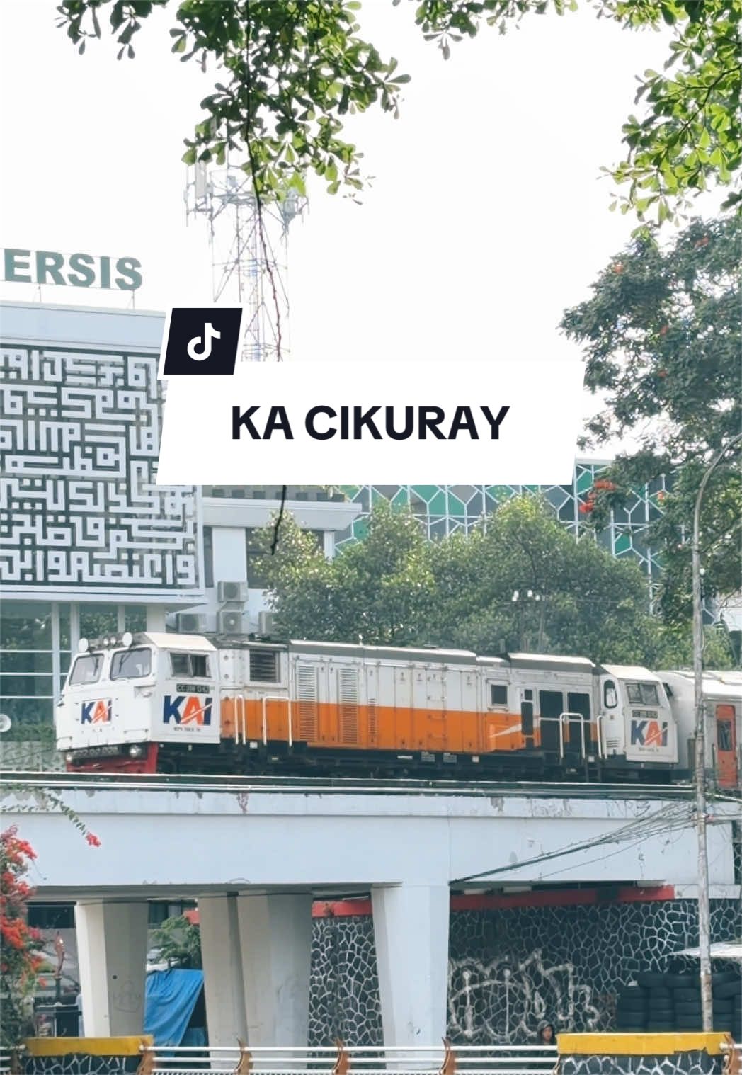 Meromantisasi disetiap sudut Kota Bandung ✨ Inframe: KA 299 Cikuray (Garut — Pasarsenen PP) #keretaapiindonesia  #keretaapi  #cikuray #bandung #fypシ 