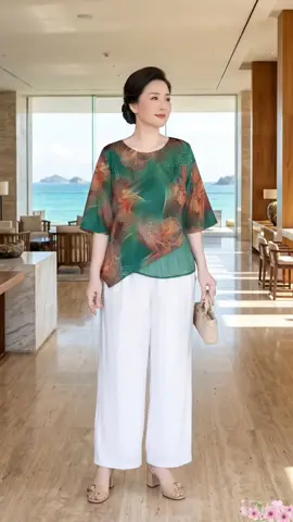 Áo lụa xanh họa tiết lá cam nổi bật, dáng suông lệch nhẹ che khuyết điểm cực đẹp. Chất vải mát – mềm – không nhăn, mặc đi chơi, đi chùa hay gặp gỡ nhẹ nhàng đều sang #dotrungnien #thoitrangtrungnien #thoitrangnu #macdep #trungniendep 