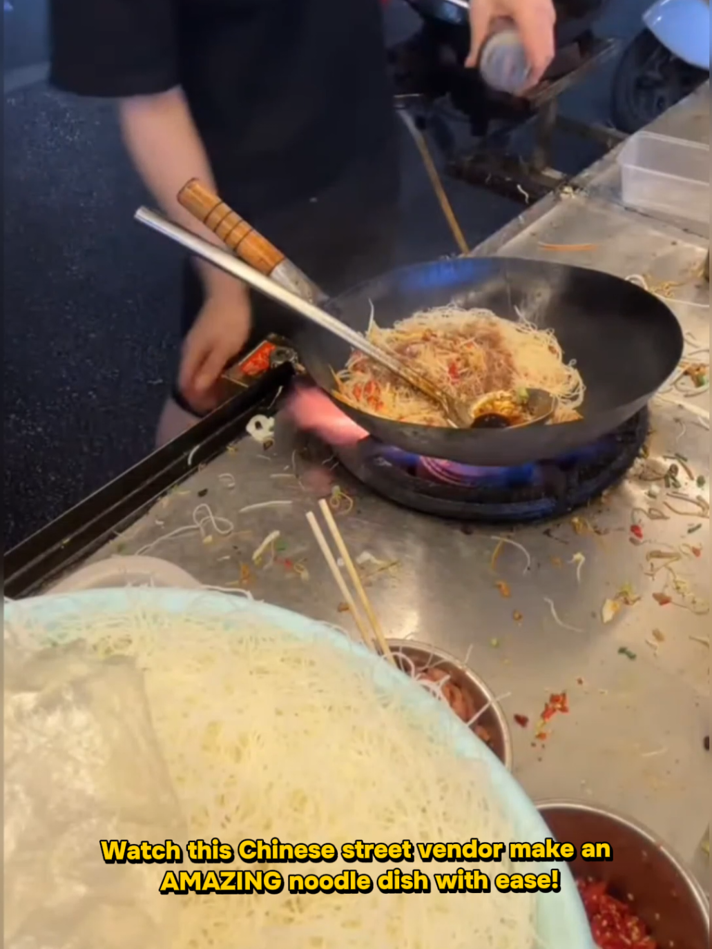 Chinese street food! AMAZING noodle dish!🍜🤤 #streetfood #satisfyingvideos #fyp #FoodTok #viral 