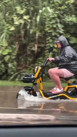 🚨 Atenção importante sobre bikes elétricas na água! Esse vídeo mostra uma pessoa entrando com a bike elétrica na água, mas é importante esclarecer: 💧 Nem toda bike elétrica é à prova d’água! O modelo do vídeo é apenas resistente à água, ou seja, suporta respingos e chuva leve — não pode ser submerso. ⚠️ Não recomendamos fazer o mesmo, pois mergulhar a bike pode causar danos sérios ao motor, bateria e sistema elétrico. ✅ Somente bikes com certificação real de à prova d’água (o que é bem raro) poderiam ser usadas dessa forma com segurança. 👉 Então fica a dica: se a sua é apenas resistente à água, evite ao máximo contato direto com água profunda!!!