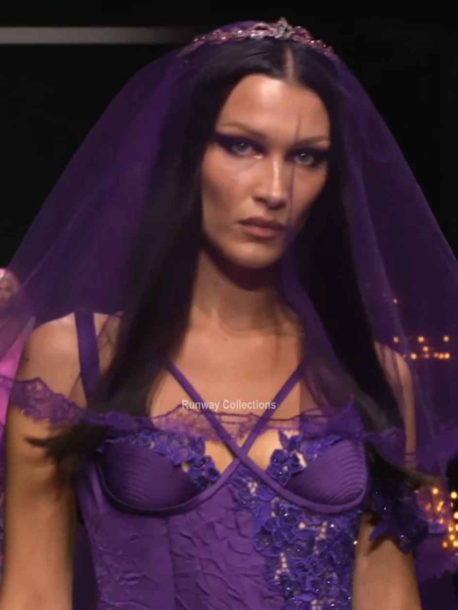 #bellahadid for #versace FW23 #Runway 