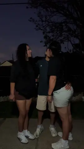 El feliz con sus dos mujeres 😫 # . . . . #poliamor #polyamorous #fpyシ #ellosyyo🍀❤️ #mexicoyhonduras🇭🇳🇲🇽 
