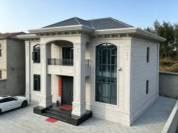 #中国人在印尼建别墅 今天给大家带来的这一栋房子是对称式布局，正面门窗、立柱、阳台都呈对称设计，是欧式建筑的标志性手法，视觉上规整大气, 侧面的大面积拱形落地窗是一大亮点，黑色窗框搭配多格玻璃，既保证了室内采光，也强化了欧式风格的浪漫感。如果你想在印尼建房刚好我们专业。建好房就选筑屋匠