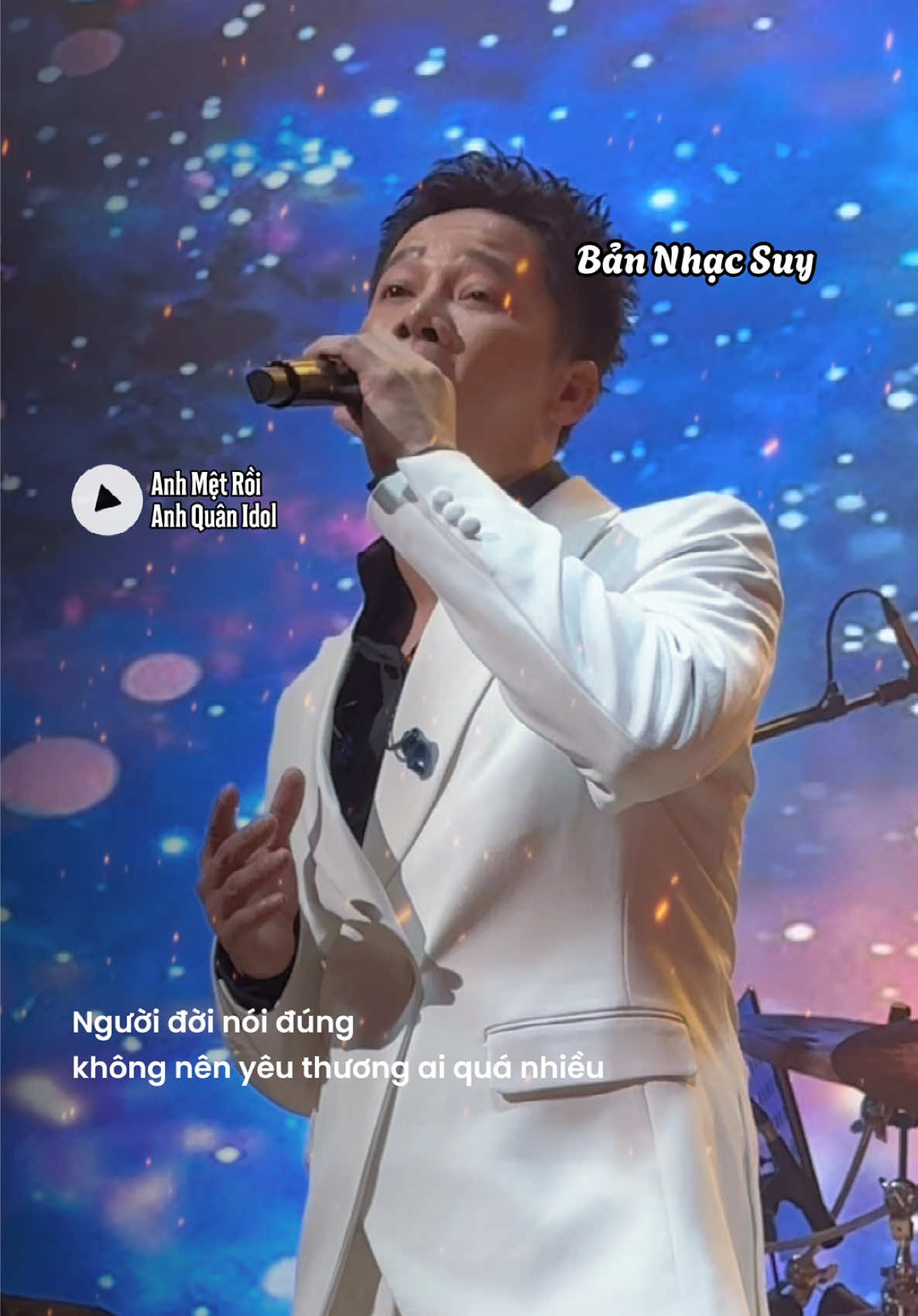 Người đời nói đúng không nên yêu thương ai quá nhiều... 