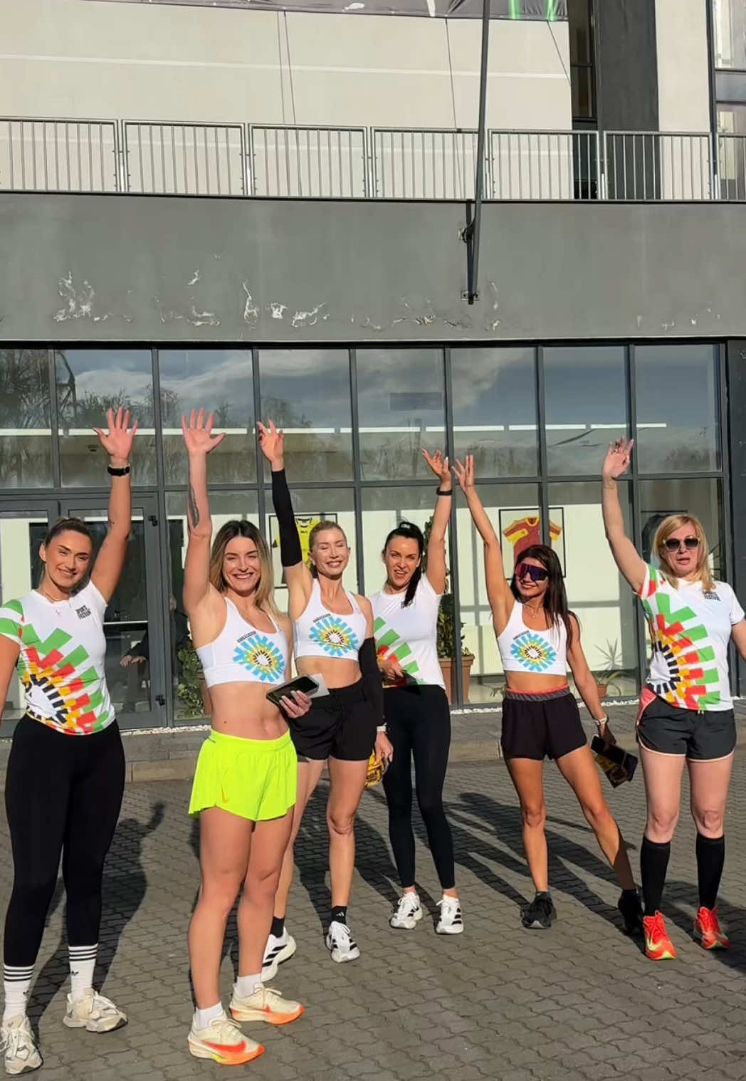 Adevărul e că dacă vrei poți alerga oriunde, chiar și prin oraș, dar când alergi cu alți oameni ca tine… parcă e altceva. ⚡️ Hai și tu la Crosul Supereroilor să alergăm împreună pentru Via Transilvanica, drumul care unește.  Ai și o reducere de 10% cu codul CITYRUN10.  👉 înscrieri: sportsfestival.com #SportsFestival #CrosulSupereroilor