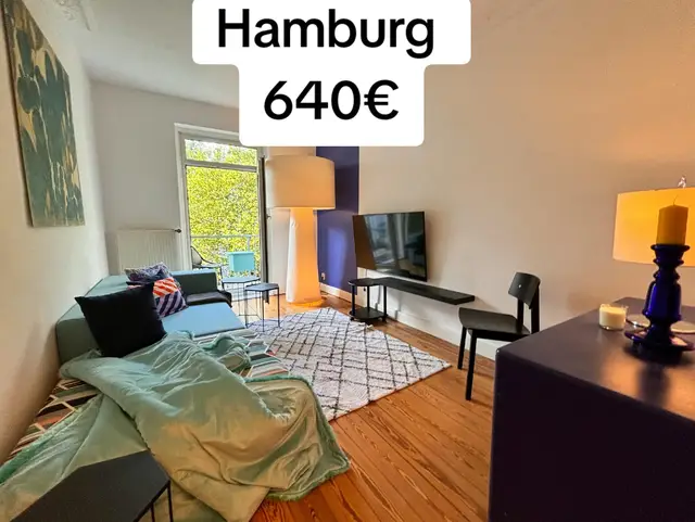 ✨ ZU VERMIETEN – Möblierte Wohnung in Hamburg (Eimsbüttel) ✨ Sie suchen eine komfortable, moderne und ideal gelegene Wohnung? Entdecken Sie dieses charmante, vollständig möblierte Apartment, das sofort bezugsbereit ist! 📍 Top-Lage Gelegen in der Grädenerstraße, im Herzen des begehrten Stadtteils Eimsbüttel, bietet diese Wohnung eine ruhige Umgebung und gleichzeitig unmittelbare Nähe zu allen Annehmlichkeiten: Geschäfte, Restaurants, Bars sowie hervorragende Verkehrsanbindungen (U-Bahn-Station Osterstraße, Buslinien). Schneller Zugang zur Autobahn A7. 🏡 Objektbeschreibung ✔ Wohnfläche: 45 m² ✔ Geschmackvoll möbliert und komplett ausgestattet ✔ Heller Wohnbereich ✔ Funktionale Küche ✔ Angenehmer Balkon mit Blick auf einen ruhigen Innenhofgarten ✔ Ruhiges und grünes Wohnumfeld 💰 Mietkonditionen Miete: 640 € warm (inkl. Nebenkosten) Kaution: 2 Monatsmieten Verfügbarkeit: sofort 💼 Ideal für: Berufstätige, Expats oder Studierende, die Komfort und eine zentrale Lage in einem der beliebtesten Viertel Hamburgs suchen. 📩 Interessiert? Kontaktieren Sie uns jetzt für weitere Informationen oder zur Vereinbarung eines Besichtigungstermins! #deutsch #deutschlandtiktok #deutschland #Wohnung 