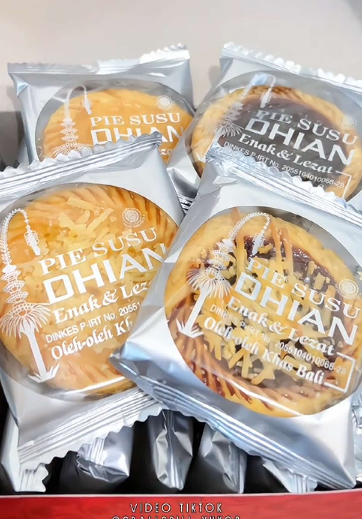 Pie susu Pie Susu Dhian emang nggak pernah gagal. Teksturnya lembut, pinggirannya renyah, manisnya pas, sekali gigit langsung bikin nagih. Cocok banget jadi oleh-oleh khas Bali atau temen santai sambil ngopi ☕ #piesusu #piesusudhian #oleholehbali #cemilanenak #cemilanmanis 