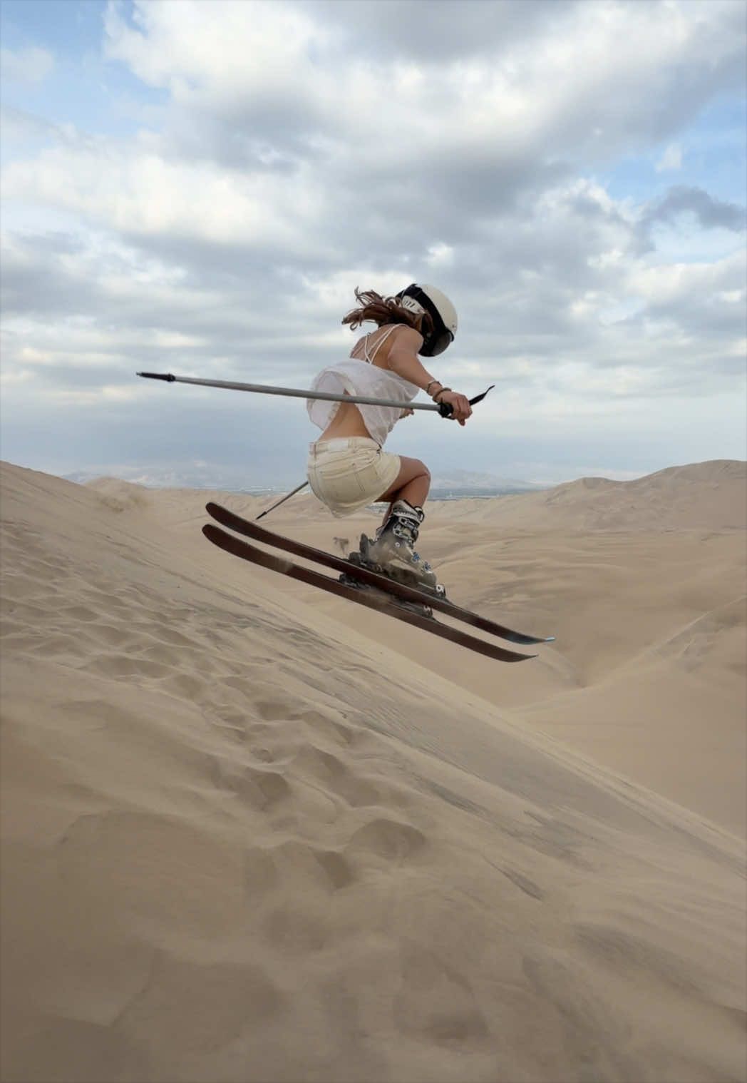 Skiing in Perú! . . .  #huacachina #ica #peru #sandboard #fyp 
