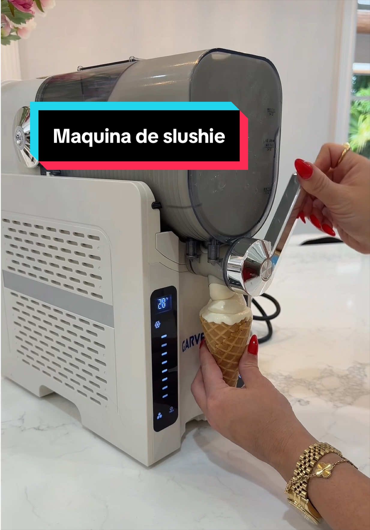 Esto es otro nivel… esta máquina hace slushies, frappés, margaritas, helados y bebidas congeladas SIN necesidad de hielo 😳 Literalmente solo agregas los ingredientes, eliges el programa y en minutos ya tienes tu bebida lista 🍹 Tiene varios modos, pantalla LED y capacidad grande para hacer suficiente para toda la casa o visitas 🔥 #slushiemachine#tiktokshopstockup#tiktokshopmothersday#TikTokShopCreatorPicks#greenish  