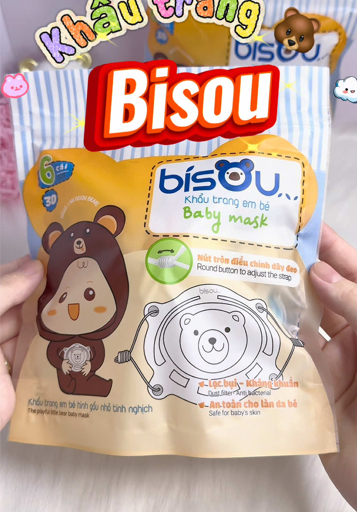 Em bé gấu này sẽ bảo vệ bé yêu mỗi khi ra ngoài 🐻✨Vừa xinh lại vừa êm, quai đeo ko lo đau tí nào. Các mẹ sắm ngay cho bé diện thôi! ##khautrangchobe #bisou #khautranggau #mevabe #babycare 