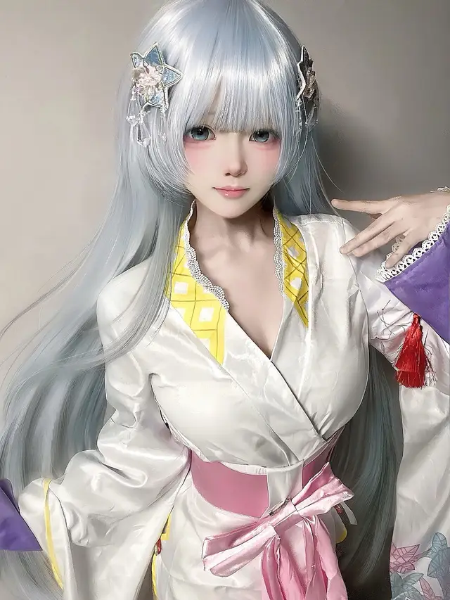 Anh muốn khoảng cách hai ta 你希望我们之间有距离 Nǐ xīwàng wǒmen zhī jiān yǒu jùlí Từ thương trở nên lạ xa 从相爱变得陌生疏远 Cóng xiāng’ài biàn de mòshēng shūyuǎn Đâu biết sẽ có một ngày hoa lá trở thành sỏi đá 谁知道会有一天花叶变成石砾 Shéi zhīdào huì yǒu yītiān huā yè biàn chéng shílì Anh nói anh có em rồi tại sao lại thương người ta 你说已经拥有我 为何还去爱别人 Nǐ shuō yǐjīng yōngyǒu wǒ, wèihé hái qù ài biérén Em chỉ là kẻ được mời đến xem bạn đời của anh 我只是被邀请来看你的人生伴侣的人 Wǒ zhǐ shì bèi yāoqǐng lái kàn nǐ de rénshēng bànlǚ de rén Kí ức anh vứt đi đâu 你的回忆被你丢到哪里 Nǐ de huíyì bèi nǐ diū dào nǎlǐ Phải chăng ở nơi vực sâu 是不是在那深渊之中 Shì bù shì zài nà shēnyuān zhī zhōng Em cố lao xuống em nhặt để ghép lại bằng nước mắt 我拼命坠下去捡起 用泪水把它拼凑 Wǒ pīnmìng zhuì xiàqù jiǎn qǐ, yòng lèishuǐ bǎ tā pīn còu Đau lắm cũng phải chấp nhận rằng mưa là của trời mây 再痛也要接受 雨本就属于天空 Zài tòng yě yào jiēshòu, yǔ běn jiù shǔyú tiānkōng