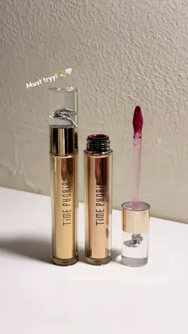 From velvet to shine finish 💗💯 ada dua finishnya tinggal sesuaiin mood aja 😳 bakal repurchase shade2 lainnya sih so prettyy 😍 #timephoria #timephorialipcream #velvetshinelipcream #lipcream #dualfinish 
