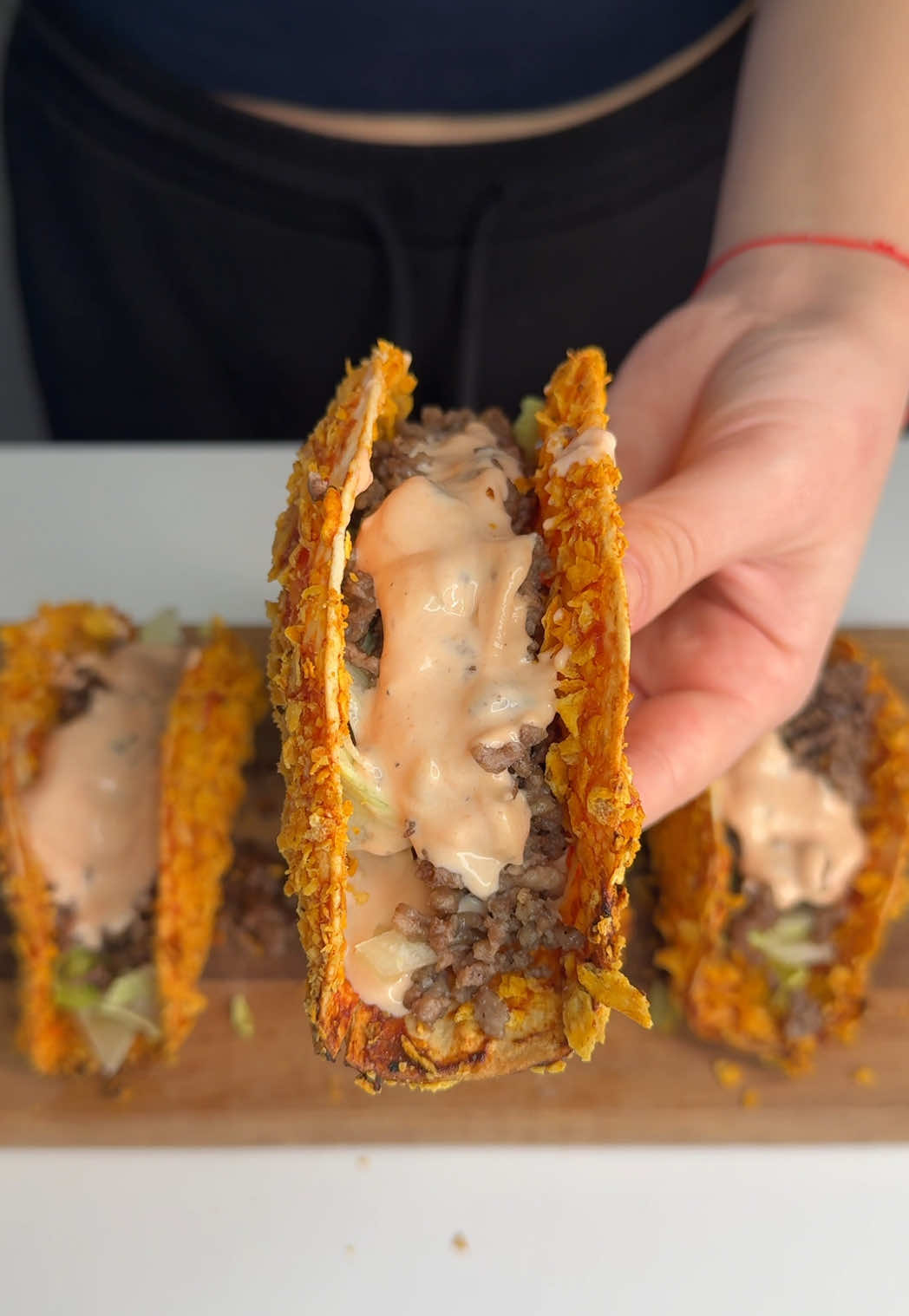 Crispy Tacos 🌮 Malzemeler :  5 adet tortilla  400 gram kıyma  Karabiber, tuz  Marul  Ketçap veya barbekü sos  İstediğiniz cips  Kıymayı tuz ve karabiber ekleyerek tavada pişiriyoruz. Lavaşları önce ketçapa, ardından cipse batırıyoruz. Daha sonra fırın teline dizip, önceden 180 dereceye ısıtılmış fanlı fırında yaklaşık 15 dakika kızartıyoruz. (Fırından ilk çıktıklarında yumuşak olacaklar, ancak soğudukça çıtırlaşacaklar.) Son olarak üzerine marul, kıyma ve sosu ekleyip servis ediyoruz. Afiyet olsun 🩷 Ingredients: 5 tortillas 400 g ground beef Salt, black pepper Lettuce Ketchup or barbecue sauce  Any chips of your choice Cook the ground beef in a pan with salt and black pepper. Dip the tortillas first into the ketchup, then coat them with the chips. Place them on a wire rack and bake in a preheated fan oven at 180°C (356°F) for about 15 minutes. (They will be soft when they first come out of the oven, but they will become crispy as they cool.) Finally, add the lettuce, cooked ground beef, and sauce on top. Enjoy! 🩷 #sudeerdogan #taco 