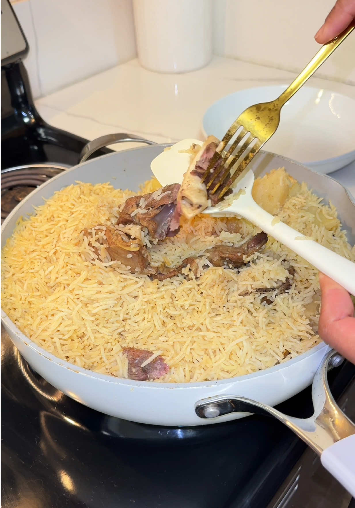 Spices: A mixed powder of ( cloves, cardamom, cinnamon, coriander, cumin, bay leaves, black pepper ) Garlic powder, curry powder and salt.  #onepotmeals #easymeal #rice #sycooking #foryoupage 