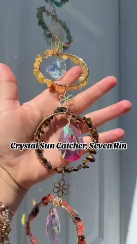 Crystal Sun Catcher, Seven Rin Crystal sun catcher decorativo con siete anillos ✨🌈 diseñado para reflejar la luz del sol y crear hermosos arcoíris en tu espacio. Ideal para ventanas, habitaciones o decoración espiritual, aportando un ambiente relajante y lleno de energía positiva ☀️. Fabricado con cristales brillantes que capturan la luz y transforman cualquier rincón en un espacio acogedor y estético 🏡. Perfecto para quienes aman la decoración boho, zen o minimalista 💫.#tiktokshopmothersday #summerVibes #tiktokshopcreatorpicks #tiktokshopstockup #homeaesthetic 