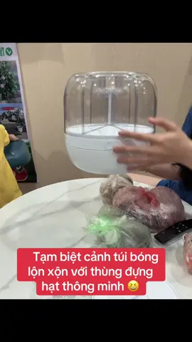 Có bác nào giống em không 😅 Mê nấu sữa hạt nên cứ thấy hạt ngon là mua về, xong toàn để túi bóng lung tung. Mỗi lần ra chợ lại không nhớ nhà còn hạt gì, thế là mua trùng luôn 🤣 Có loại mở tủ ra thấy tận 2 túi cơ. Thế là em mua luôn thùng đựng hạt ngũ cốc 6 ngăn xoay 360 độ. Công nhận từ ngày dùng bếp gọn hẳn, các loại hạt để riêng sạch sẽ, xoay nhẹ là lấy được đúng loại cần dùng luôn 🥰#thungdunggao #thungdunghat #thungdunghatxoay360 #thungdunghat6ngan #nausuahat 