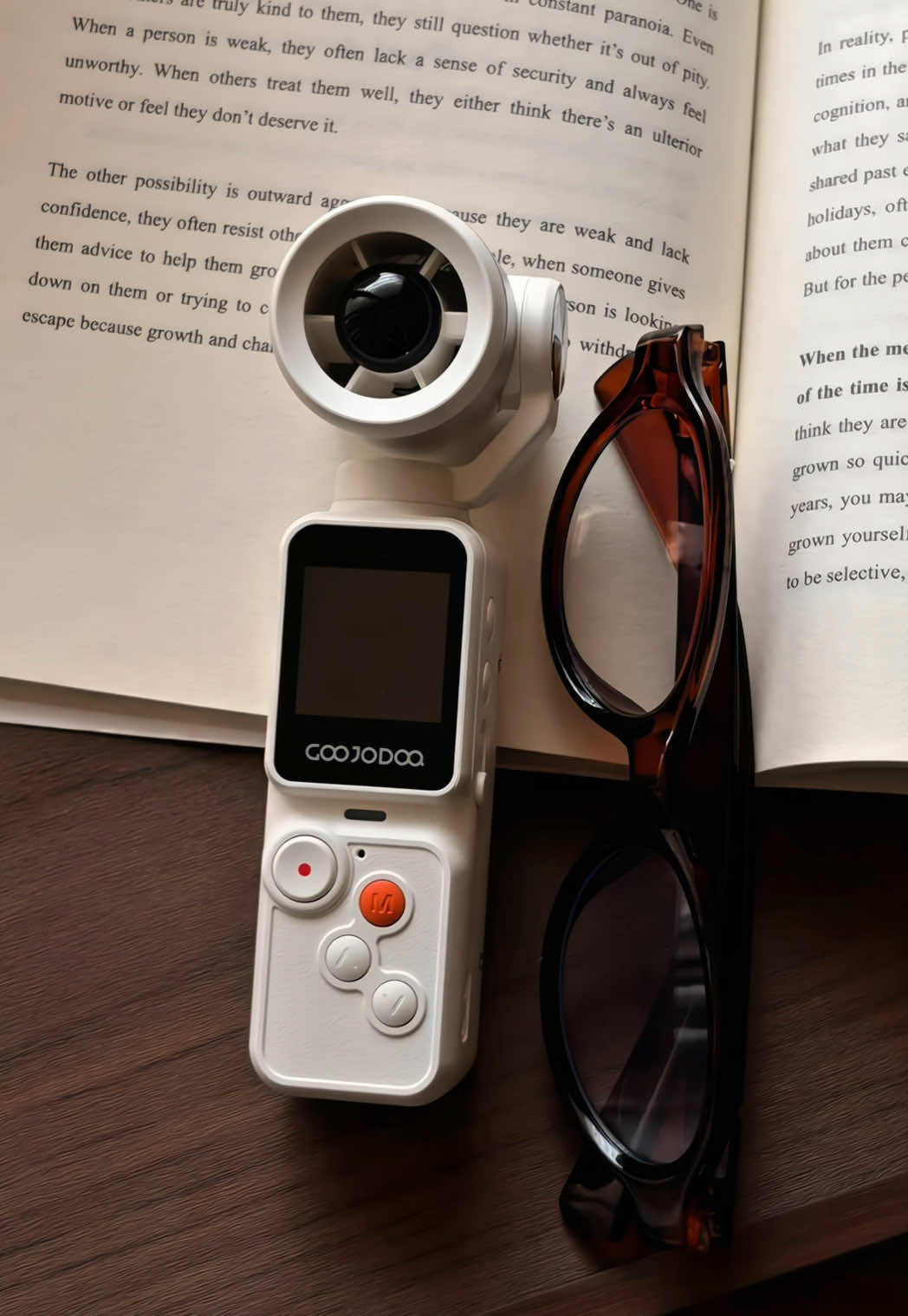 ito ba yung tinatawag na fan cam? 😆 pang pawis na, pang vlog pa!! louvetteeee #goojodoq #goojodoqcamerafan #fancamera #handheldfan #fyp @goojodoq.ph 