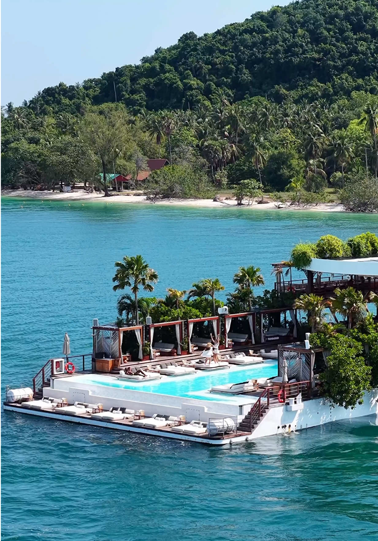 @yonabeach the dreamiest floating escape in Phuket 🏝️💦 📍Yona Beach at Rang Yai Island  - Phuket , Thailand 🇹🇭  . . #thailandtravel #yona #phuket #beachclub #islandlife 