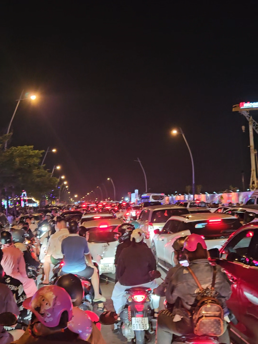 Hạ Long thất thủ, dân tình tràn về nghỉ lễ quá đông, tắc đường không nhích nổi 1m nào. #HaLong #nghile #thatthu