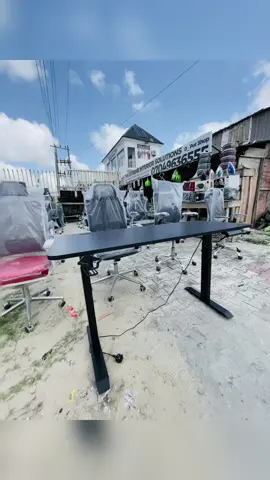 Electric height adjustable desk wey go from sitting to standing with one touch.   Digital control panel. Cup holder for your Zobo. Headset hook so your AirPods no go miss.   Na this one them dey call 