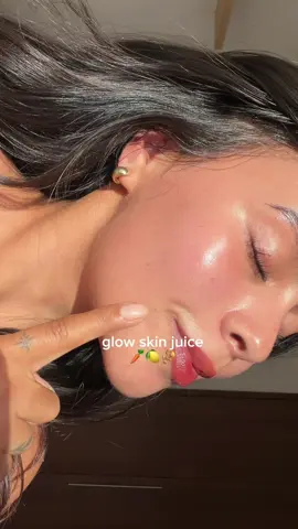 glow skin juice 🥕✨ 2 zanahorias, un pedazo de jengibre, el jugo de 1 limón y agua lo licué todo y ya yo lo colé, pero si lo tomas así tal cual te quedas con toda la fibra 🤍 me gusta porque es súper ligero, ayuda con la inflamación y siento que le da como un glow lindo a la piel desde adentro #carrot #drinkyourskincare #glowyskin 