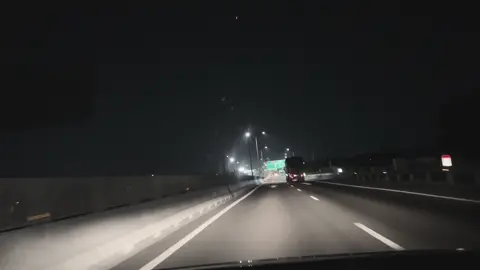 “Càng yêu, càng thấy tình yêu thực ra rất đơn giản. Không nhất thiết phải là thề non hẹn biển, cố làm những điều thật to, chứng tỏ càng nhiều mới là yêu. Tình yêu giản dị, khi mình để ý hơn, và biết đủ. Cuộc gặp gỡ đúng nghĩa không phải là sợi dây trói buộc, mà là chiếc áo giáp vững chãi nhất.  Đời người có bốn lần gặp. Gặp trời đất để biết kính sợ nên trở nên khiêm nhường.  Gặp chúng sinh để hiểu lòng trắc ẩn trở nên khoan dung.  Gặp chính mình để biết con đường quay về nên rộng lòng.  Gặp một người để biết, mình đáng được yêu thương Một ngày nào đấy, bạn sẽ tìm được ý nghĩa của những điều vỡ tan... Vũ trụ chỉ là đang dẫn bạn tới nơi bạn thật sự thuộc về. Tình cảm không phải là chọn người giỏi nhất. Mà là chọn người luôn chọn mình, dù họ đang đứng ở đâu trong cuộc đời.