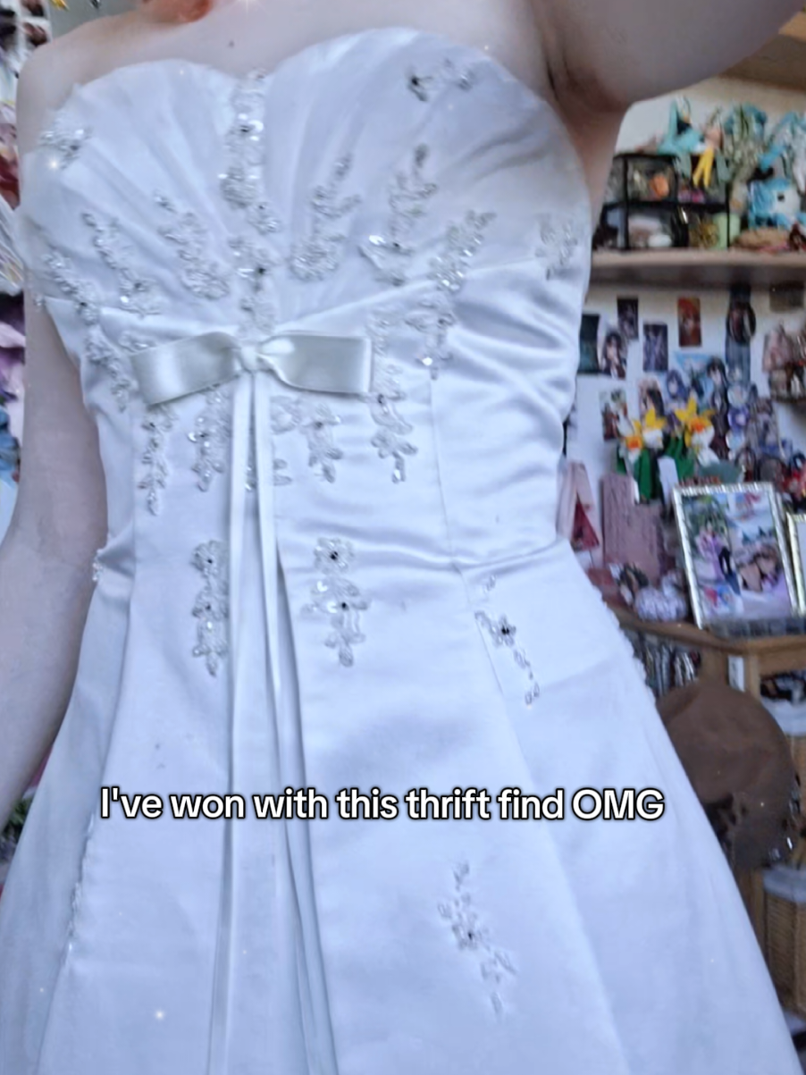 WHO SHOULD I COS WITH IT GUYS OMG?? AAAA FOR 25 EUROS. AND FOR A WEDDING DRESS OMG?!?! (IT WAS ORIGINALLY 100 BUT THERE WAS LIKE A DEAL AND OMG) IT FITS LIKE. PERFECTLY. #thrifting #alt  #cosplay #cosplayer #genshin 
