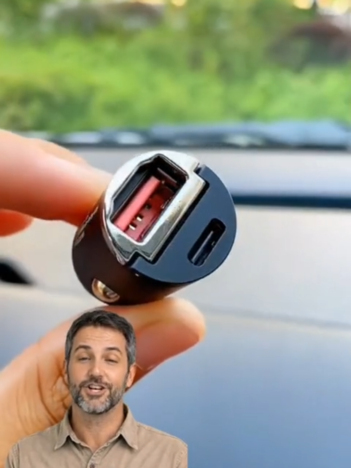 Carregador veicular compacto e discreto, ideal pra quem passa muito tempo no trânsito ou viaja com frequência. Com alta potência e carregamento rápido, mantém seu celular sempre pronto sem ocupar espaço no painel. Possui duas entradas para maior praticidade e segurança no uso diário. #carregadorveicular #carregamentorapido #acessorioscarro #tiktokshop #achadinhos