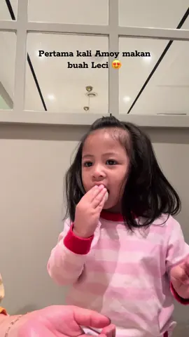 Pertama kali Amoy makan buah Leci,sus juga sama pertama kali pegang buah Leci,ngupas,biasanya makan buah leci yg ada di minuman teh 🤭 ini langsung di buka dari kulitnya 🤗 apalagi dlu paling beli jajanan yg cuma perisa Leci doang 🤣🤣 #ranaimamalikaraudiaandara #lily #amoy #susayu 