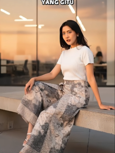 Tampil Mewah & Praktis dengan Celana Kulot Layer Batik Premium! ✨ Ingin pakai batik tapi bosan dengan model rok lilit yang ribet? Kulot Layer Batik ini adalah solusinya! Didesain dengan model tumpuk yang unik, celana ini memberikan tampilan anggun seperti memakai rok, namun tetap memberikan kebebasan bergerak maksimal khas celana kulot. Kenapa Kulot Layer Ini Wajib Jadi Koleksi Kamu? Model Layer yang Unik: Potongan layer/tumpuk di bagian depan memberikan kesan yang extra dan modis. Cocok banget untuk menutupi lekuk tubuh sehingga sangat hijab friendly. Bahan Katun Halus & Tebal: Menggunakan katun kualitas super yang tebal namun tetap dingin (adem). Nyaman banget dipakai seharian di kantor atau saat menghadiri pesta pernikahan. Pinggang Belakang Karet: Memberikan fleksibilitas ekstra! Pinggangnya bisa melar sampai 90 cm, jadi kamu nggak perlu khawatir merasa sesak setelah makan di acara kondangan. Printing Premium & Tidak Luntur: Warna dan motifnya tajam serta tahan lama. Melalui proses printing berkualitas tinggi yang menjaga batik tetap cerah meski sudah dicuci berkali-kali. Detail Ukuran (All Size): 📍 Panjang Celana: 96 cm  📍 Lingkar Paha: ± 70 cm (Sangat lega!)  📍 Lingkar Pinggang: Melar hingga 90 cm Sangat Cocok Untuk: ✅ Ngantor: Tampil profesional namun tetap modis dan nyaman bergerak di sela kesibukan.  ✅ Kondangan & Pesta: Padukan dengan atasan kebaya atau blouse polos untuk tampilan yang elegan dan tradisional.  ✅ Daily Outfit: Tetap kece untuk jalan-jalan santai dengan sentuhan budaya lokal. Tips Perawatan: 🧼 Cuci dengan deterjen ringan dan pisahkan pada pencucian pertama untuk melepaskan residu warna.  🌞 Jemur dalam keadaan terbalik agar warna batik tetap terjaga kecemerlangannya. Layanan Kami: 🚀 Pengemasan Cepat: Hanya 1 hari kerja, paket langsung meluncur ke alamat kamu!  🤝 Menerima Pesanan Seragam: Chat admin untuk pemesanan jumlah banyak dengan harga spesial. Jangan sampai kehabisan motif favorit kamu! Kulot dengan model layer ini sedang jadi tren dan stoknya sangat terbatas. Yuk, checkout sekarang sebelum kehabisan! 👉 Klik keranjang kuning untuk pilih motif Kulot Layer Batik favoritmu! #KulotLayerBatik #CelanaBatikWanita #KulotBatikModern #BawahanBatikKondangan #CelanaBatikKerja #BatikWanitaKekinian #celana batik tumpuk wanita #FashionBatik #CelanaBatikPremium #OOTDKondanganHijab