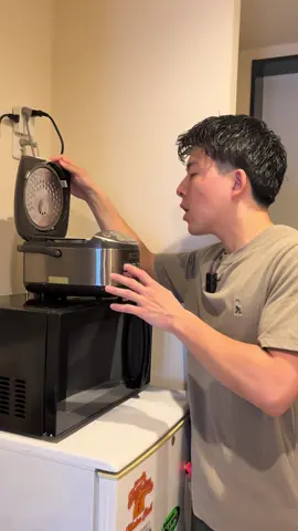 Wanna learn more useful phrases?? Check out the link below 👇  https://taitojapanese.my.canva.site/ ✅ 炊飯器 (Suihanki) Rice cooker 炊飯器を持っています。 I have a rice cooker. ⸻ ✅ 炊く (Taku) Cook (rice) 炊飯器でごはんを炊きます。 I cook rice in a rice cooker. ⸻ ✅ 研ぐ (Togu) Wash (rice) お米を水で研ぎます。 I wash rice with water. ⸻ ✅ しゃもじ (Shamoji) Rice paddle しゃもじを使います。 I use a rice paddle. ⸻ ✅ よそう (Yosou) Serve (rice) ごはんをよそいます。 I serve rice. #nihongo#japanese#studyjapanese