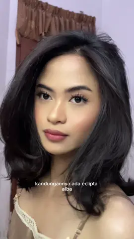 Jujur, tadinya aku udah pasrah sama rambut yang makin tipis dan kelihatan renggang di bagian tengah. Tapi untungnya nemu Hair Solution Shampoo ini! 😭🙌 Gak cuma bersihin kulit kepala, tapi beneran jadi solusi buat masalah rambut rontok parah. Sekali pakai langsung kerasa bedanya, rambut lebih kuat dan gak gampang patah lagi. @Torrential Official emang gak pernah gagal! 💖 #HairSolutionShampoo #AntiRontok #Torrential #rambuttipisrenggang